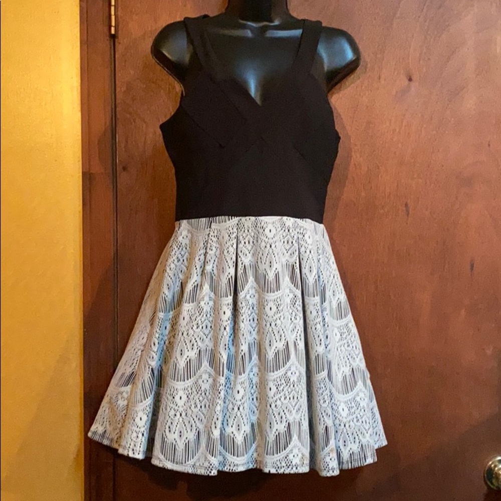 Sz 11 black/cream party dress with silver zipper